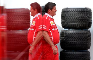 Un miembro del equipo de Ferrari dentro de los boxes del circuito de Monza.
