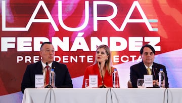 Laura Fernández, del PPSO, habla acompañada por el primer vicepresidente electo, Francisco Gamboa Soto, y el segundo vicepresidente electo, Douglas Soto Campos, durante una conferencia de prensa, tras ser elegida presidenta en las elecciones generales, en San José, Costa Rica, el 2 de febrero de 2026.