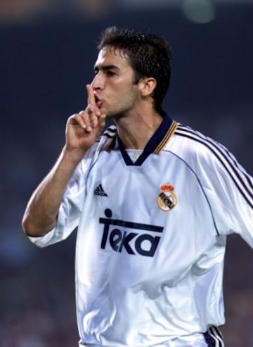 13-10-99. Raúl empata el partido en el minuto 86 y manda callar a la afición del Camp Nou. El siete del Madrid ha disputado 29 derbis ligueros y ha perforado 11 veces la portería del Barcelona.