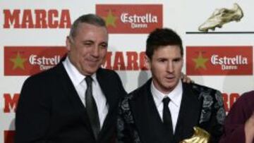 Hristo Stoichkov junto a Messi durante la entrega de la Bota de Oro al argentino.