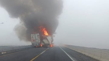 Dos tráileres que circulaban en la autopista Puebla-Orizaba chocaron y se incendiaron.
