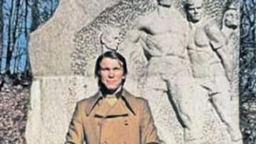 <b>BLOKHIN Y LA ESTATUA. </b>El mítico Oleg Blokhin posa junto a la estatua dedicada a los héroes. Abajo, el cartel original de la revancha final.