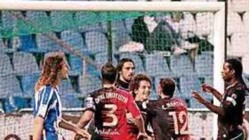 <b>DESOLADOS. </b>La cara de Riki resume el partido del Depor.