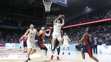 Causeur entra a canasta.