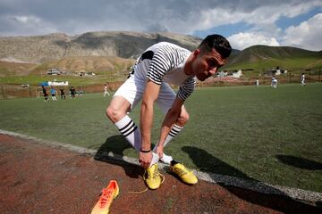 Biwar Abdullah, de 25 años, es un futbolista local kurdo iraquí que se parece o intenta imitar al futbolista de la Juventus, Cristiano Ronaldo. ¿Se parecen?