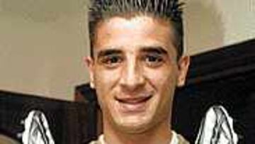 <b>SEÑOR GOL.</B> Javier Portillo posa para AS con sus armas de trabajo: sus botas para hacer goles.