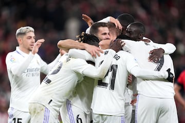 0-2. Los jugadores del Real Madrid celebran el segundo tanto que marca Toni Kroos.