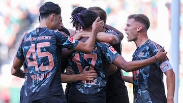 Los jugadores del Bayern celebran la victoria en Bremen.