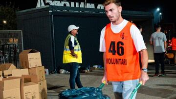 El jugador valenciano del Mallorca, Toni Lato, en las ayudas a los damnificados por la DANA, en el estadio de Son Moix.