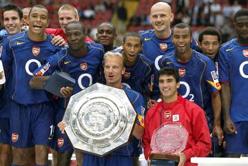 Jos¨¦ Antonio Reyes junto a Dennis Bergkamp con el trofeo de la FA Community Shield.