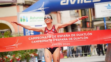 María Varo entrando a meta como campeona de España de Duatlón 2024.