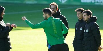 Andrés Martín, junto al doctor Dívar y Fran, Diego y Antonio, el equipo de fisioterpeutas del Racing. En andaluz se pierde el choque por lesión.