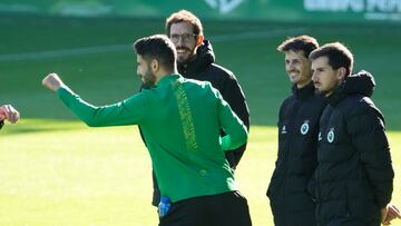 Andrés Martín, junto al doctor Dívar y Fran, Diego y Antonio, el equipo de fisioterpeutas del Racing. En andaluz se pierde el choque por lesión.