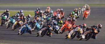 El piloto de Moto3  Alexis Masbou del equipo Saxoprint RTG lidera el grupo durante la carrera de Moto3 del Gran Premio de Qatar de Motociclismo en el Circuito Internacional de Losail, en Doha, Qatar.