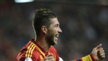 Sergio Ramos celebra su gol a Finlandia en El Molinón.