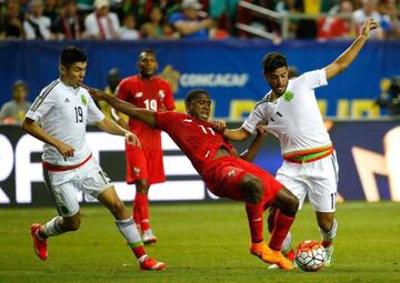 La presión sobre la Selección Mexicana estaba a tope, ya que no gozaba con el apoyo de la afición por su estilo de juego y el fracaso en la Copa América. Pese a las adversidades y poco fútbol, el Tri llegó a las Semifinales donde se midió con Panamá. En un partido cerrado, los Canaleros se adelantaron con la diana de Román Torres (57’) y cuando agonizaba el juego, el colegiado estadounidense, Mark Geiger, le regaló un penal al combinado azteca, mismo que cobró un resignado Andrés Guardado (que estaba consciente de la polémica), momentos después, el juez volvió a marcar la pena máxima, pero ésta fue más clara y la cual le otorgó el pase a México. 