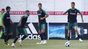 El jugador del Real Madrid, Cristiano Ronaldo, se entrenó con el resto de la plantilla de Portugal.