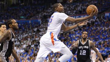 Kevin Durant lanza a canasta ante San Antonio Spurs.