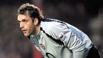 <b>LE HACE LA CAMA. </b>Almunia tiene al enemigo en casa y Lehmann no le dirige la palabra.