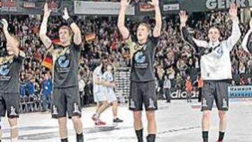 <b>RESPALDO MASIVO. </b>Los anfitirones han sido catapultados hasta los cuartos por el apoyo incondicional de un país que se ha volcado con su selección.