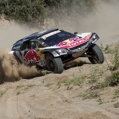Peterhansel se hunde y Carlos Sainz roza el triunfo en el Dakar
