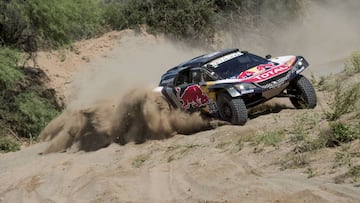 Peterhansel se hunde y Carlos Sainz roza el triunfo en el Dakar