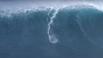 Zane Schweitze surfeando una de las olas más grandes del día 22 de enero del 2023 en Pe'ahi, Maui, Hawái, Estados Unidos.