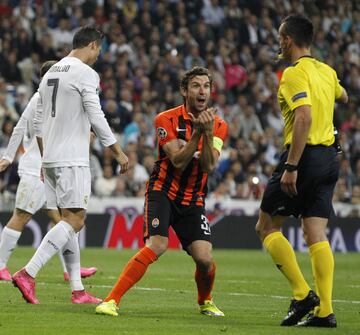 El jugador del Shaktar Donetsk (que sigue en activo) ha jugado 63 partidos de Champions recibiendo un total de 24 tarjetas, todas amarillas. Ha sido expulsado en 1 ocasión. 

