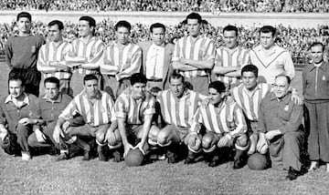 El Espanyol posa, con Julián Arcas de paisano (en traje) justo antes del pitido inicial de la final de la Copa de 1957.