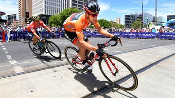 Richie Porte rueda con el jersey de l&iacute;der durante la &uacute;ltima etapa del Tour Down Under 2017.