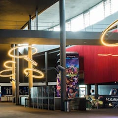 ¿Cuál es la sala de cine más grande de España y cuánto mide su pantalla?