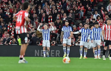 Los jugadores de la Real Sociedad celebran el 0-1 en grupo, con Turrientes dedicando el gol a su padre en una emotiva celebración.