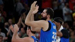 El ala-pívot del Fc Barcelona Nikola Mirotic aplaude a la afición tras el primer partido de la serie semifinal de la Liga Endesa disputado hoy viernes en el Palau Blaugrana entre el Fc Barcelona y el Club Joventut de Badalona. EFE/ Quique García