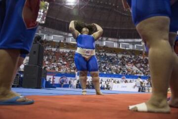 Una luchadora de sumo de Mongolia se arregla el pelo antes de un combate del campeonato mundial de esta disciplina celebrado en la ciudad mongola de Ulaanbaatar.