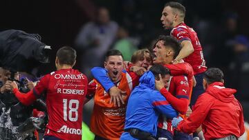 Afición de Chivas celebra en La Minerva el pase a la Final