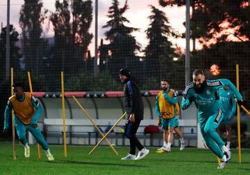 Vinicius y Benzema, en un momento del entrenamiento previo al duelo ante el Shakhtar.