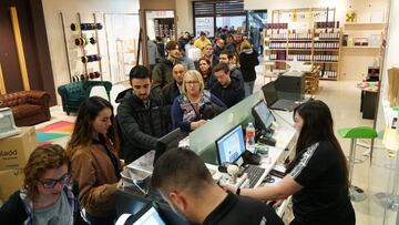 Largas colas por las entradas de Unionistas contra el Real Madrid