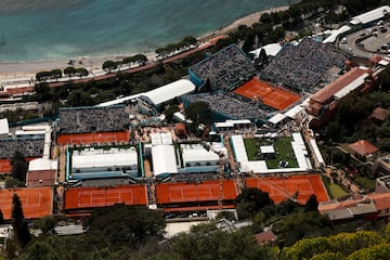 Esta imagen aérea muestra una impresionante vista general del Montecarlo Country Club y sus alrededores
desde una colina cercana. Un amplio complejo tenístico con numerosas pistas de tierra junto al Mediterráneo,
en la Costa Azul francesa. Sus instalaciones acogen el Masters 1000 de Montecarlo. 