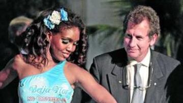 <b>ENTREGADO. </b>Al francés Guy Drut se le fueron los pies ante la incitante propuesta de la escuela de samba.