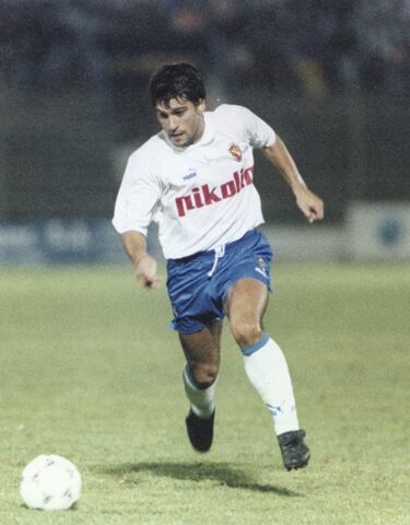 Francisco Higuera Fernández nació en Escurial (Cáceres) el 30 de enero de 1965, pero pasó su infancia en Pizarro y Palma de Mallorca, a donde emigraron sus padres. Delantero. 1,73 de estatura. Diestro. Veloz, constante y con fantásticos desmarques de ruptura. Profundo en su juego y muy listo y valiente. Desbordaba como nadie y daba soluciones ofensivas los noventa minutos. Vivía siempre al límite del fuera de juego y sacaba ventaja de esta situación. Tenía un maravilloso juego sin balón. ‘Paquete’ debutó con 17 años en el primer equipo del Mallorca, en Segunda División, y en el verano de 1988 fichó por el Real Zaragoza mediante un traspaso de 57 millones de pesetas (343.373 euros). Al equipo aragonés le dio un rendimiento espléndido durante casi una década (1988-97), disputando 341 partidos oficiales y marcando 77 goles. Jugó una temporada más en el Puebla de México, junto a Pardeza, y otras dos en el Xerez (1998-00), en Segunda B. Fue internacional absoluto en seis partidos, además de sub 16 y sub 18.
Palmarés: una Copa (1994) y una Recopa (1995).
Disputó ocho partidos de la Recopa, incluida la final.
