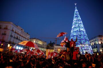 Los hinchas de River se concentraron en la Puerta del Sol antes del partido de mañana.