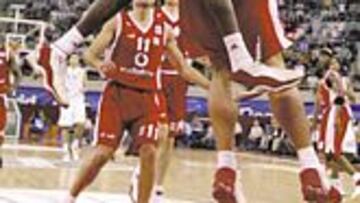 <b>PUNTILLA. </b>Gelabale remató al Olympiacos con este mate.