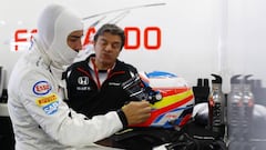 Fernando Alonso cogiendo su casco..