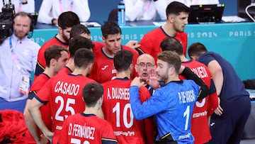 Jordi Ribera dando instrucciones a un grupo de jugadores, que mantiene.
