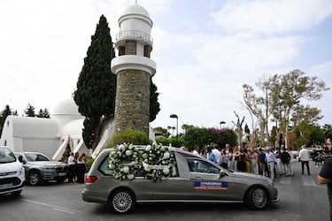 El coche fúnebre con los restos mortales de Caritina Goyanes llegan a la parroquia de Guadalmina donde se celebra un funeral en memoria de la fallecida.