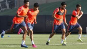 Santos, en primer plano, en su primer entrenamiento con el Valencia.