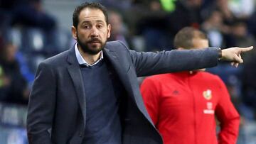 El entrenador del Girona Pablo Machín durante el partido de la jornada vigésimo primera de Liga en Primera División que Málaga CF y Girona juegan esta tarde en el estadio de La Rosaleda, en Málaga.