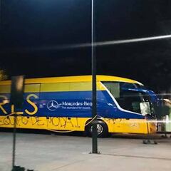 Camión de Tigres fue vandalizado por porra del Toluca