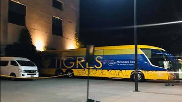 Antes del encuentro entre ambos conjuntos, el transporte del conjunto regiomontano fue pintado por una porra de los Diablos.