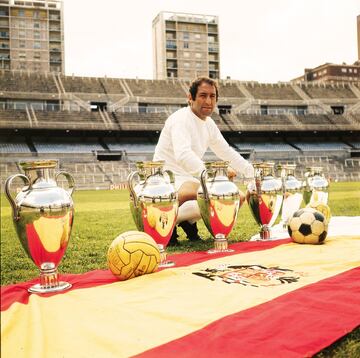 Gento poses with his European Cups